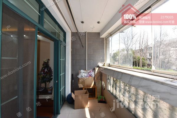【房源卖点】 学区房 近地铁 采光和视野无遮挡 满五年唯一 税费少 【房型介绍】 三房两厅两卫 一阳台加30平露台 两南一北 客厅南北正通 厨房朝北 客卫朝北 主卧卫生间朝西 精装修 家电家具全送 【小区周边】 近地铁1号线和马上开通的12号线 紧邻龙茗路美食一条街 南方商城和莲花休闲广场只需5分钟 顾戴路板块形成的新聚居导入区现象终使近悦运来。东苑半岛花园,地处闵行、毗邻徐汇,交通发达、尽得便利。十余条干线合围的通达地段,十多个社区的中心地带,东苑半岛花园作为顾戴路板块的领衔楼盘,风光独占、优势尽