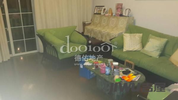 【房源卖点】 出行方便,进地铁12号线,小区门口更有几步公交车直达市中心, 【房型介绍】 此房是三房两厅两卫,两房朝南,一房朝北,厅南北通透。 【小区周边】 旁边是美食一条街,进南方城和莲花国际广场,交通便利 顾戴路板块形成的新聚居导入区现象终使近悦运来。东苑半岛花园,地处闵行、毗邻徐汇,交通发达、尽得便利。十余条干线合围的通达地段,十多个社区的中心地带,东苑半岛花园作为顾戴路板块的领衔楼盘,风光独占、优势尽得。为东苑半岛三期蒙上特别光环的,是一座异域风情的现广场半岛大都汇。 赵千华电话:135