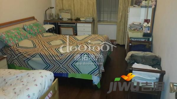 【房源卖点】 出行方便,进地铁12号线,小区门口更有几步公交车直达市中心, 【房型介绍】 此房是三房两厅两卫,两房朝南,一房朝北,厅南北通透。 【小区周边】 旁边是美食一条街,进南方城和莲花国际广场,交通便利 顾戴路板块形成的新聚居导入区现象终使近悦运来。东苑半岛花园,地处闵行、毗邻徐汇,交通发达、尽得便利。十余条干线合围的通达地段,十多个社区的中心地带,东苑半岛花园作为顾戴路板块的领衔楼盘,风光独占、优势尽得。为东苑半岛三期蒙上特别光环的,是一座异域风情的现广场半岛大都汇。 赵千华电话:135